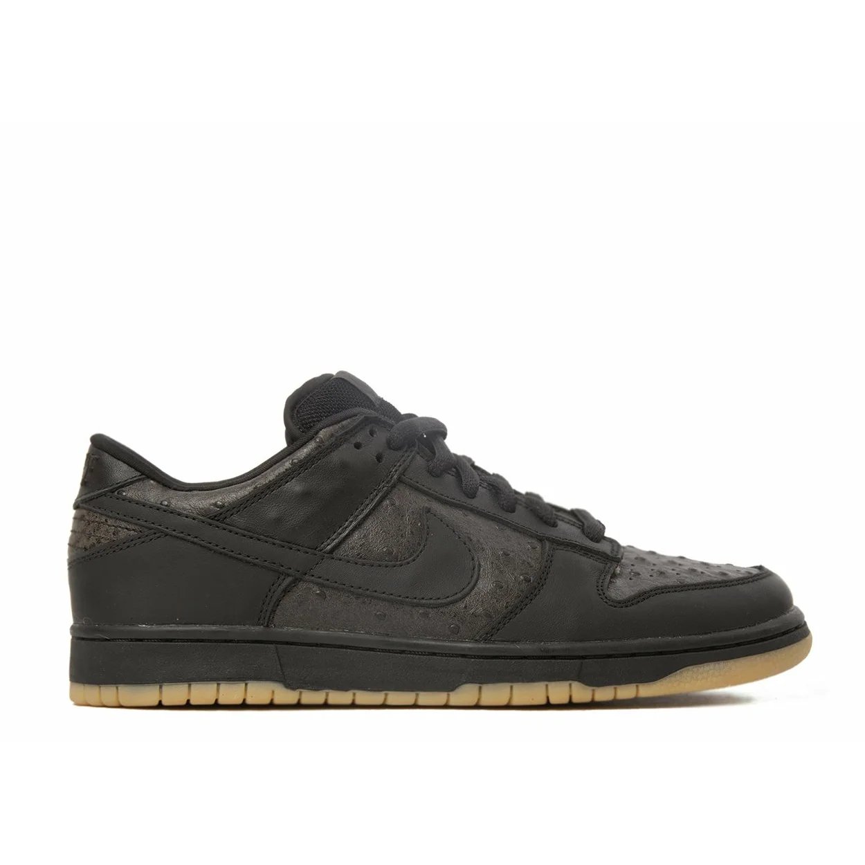 Nike Dunk SB Low Pro 'Ostrich' (2003) Black / Black sneaker